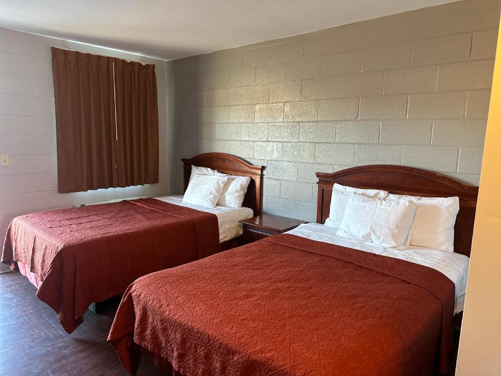 Sky Inn Hotel tesisinde bir odada yatak veya yataklar