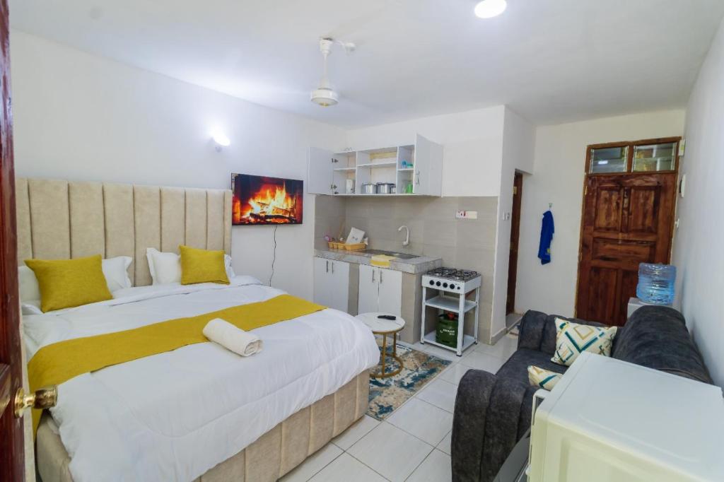 Postel nebo postele na pokoji v ubytování Mombasa Comfy Stay Studio Bamburi