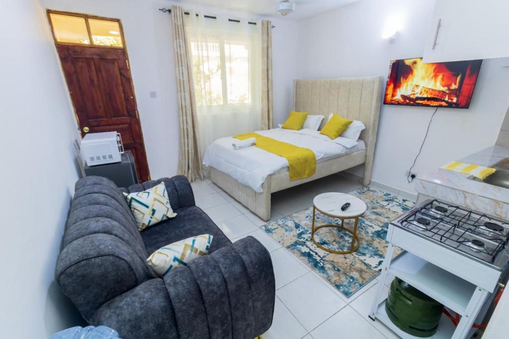 Postel nebo postele na pokoji v ubytování Mombasa Comfy Stay Studio Bamburi