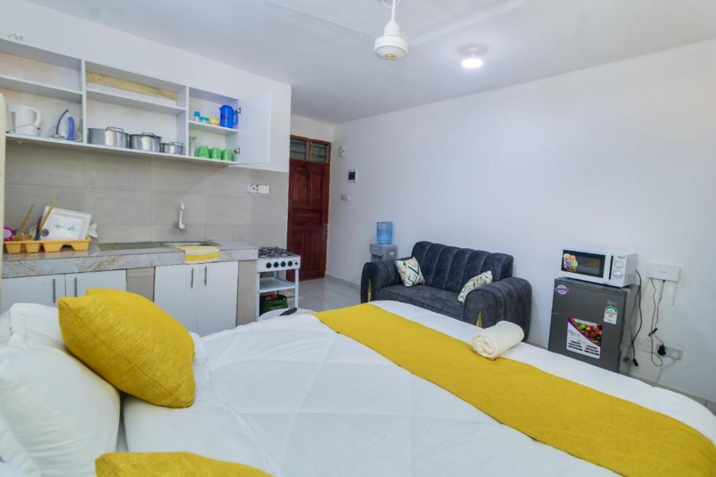 Postel nebo postele na pokoji v ubytování Mombasa Comfy Stay Studio Bamburi