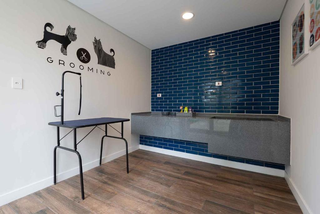a grooming counter in a room with a blue brick wall at Novo, lazer completo e 3 quadras da Av. Paulista. in Sao Paulo