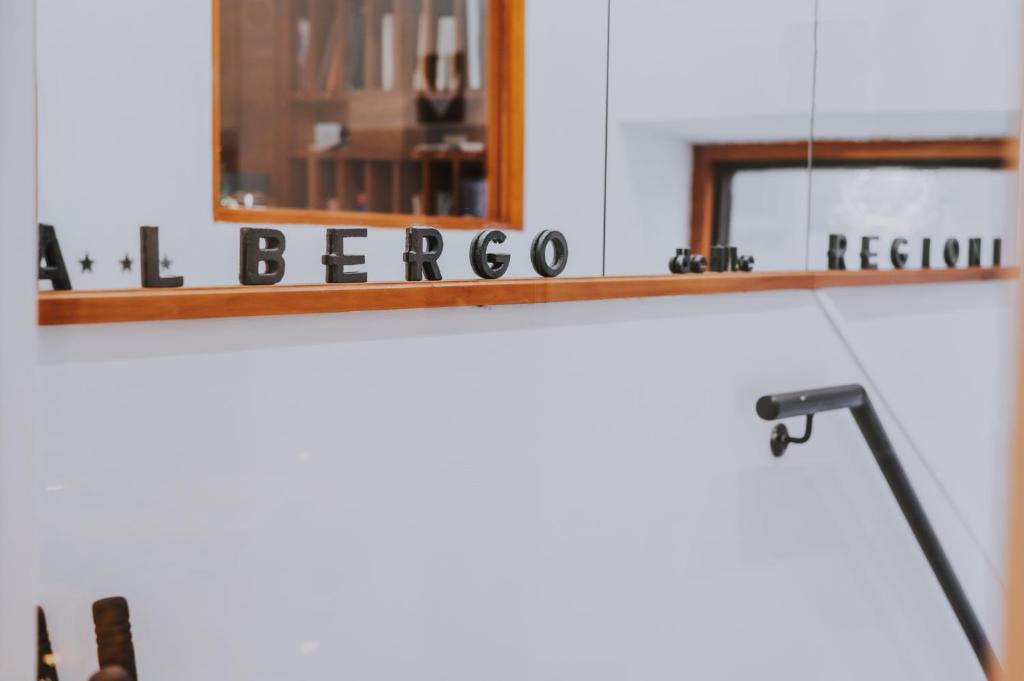 - un bureau avec une lampe et un miroir dans l'établissement Albergo Delle Regioni, Barberini - Fontana di Trevi, à Rome