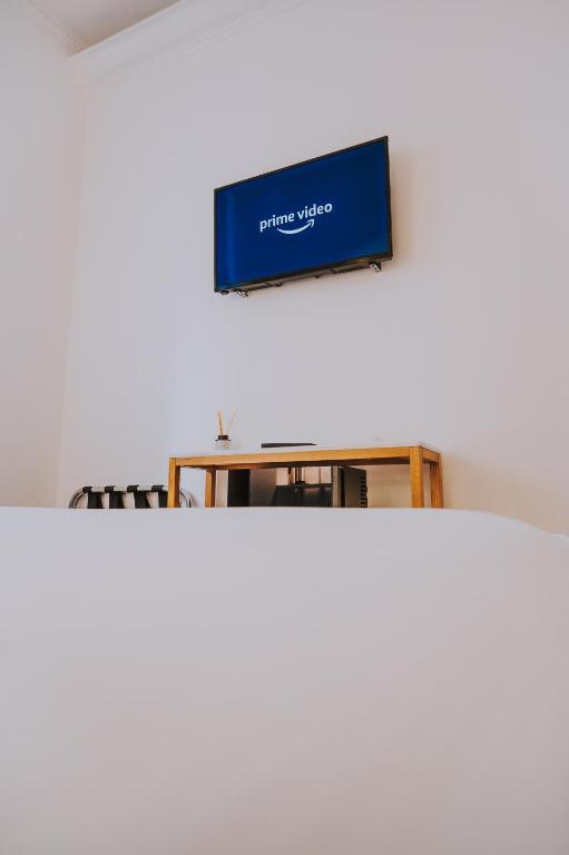 TV a/nebo společenská místnost v ubytování Albergo Delle Regioni, Barberini - Fontana di Trevi