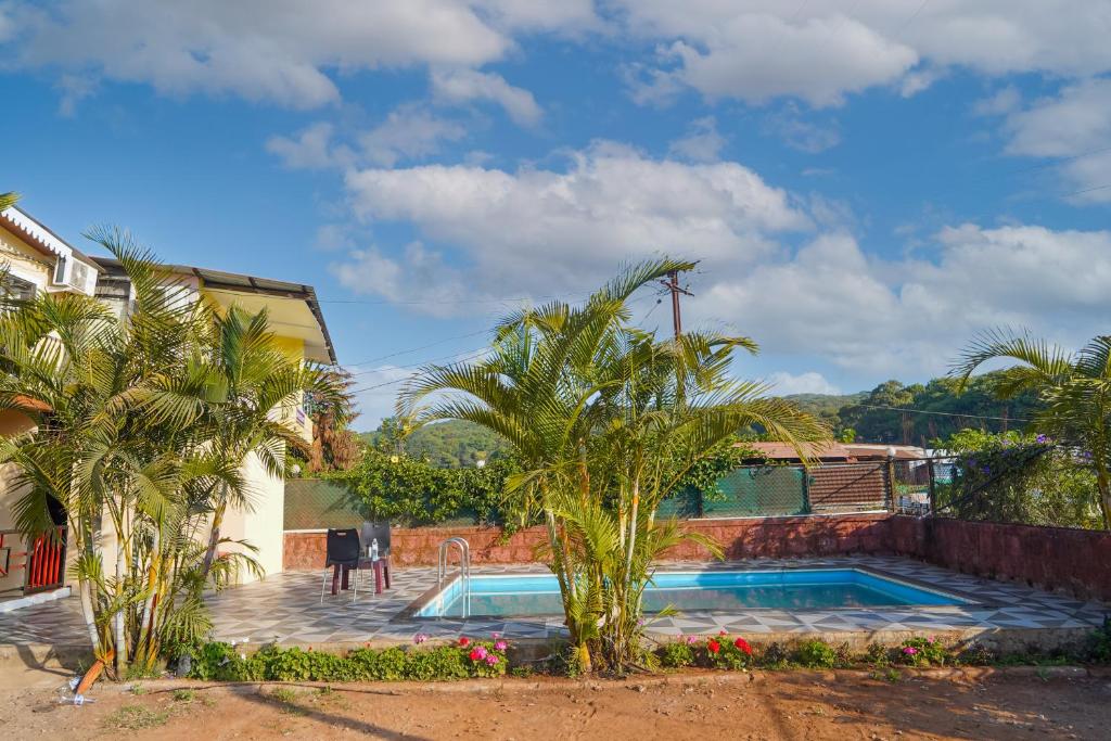 The swimming pool at or close to Lingmala Greens