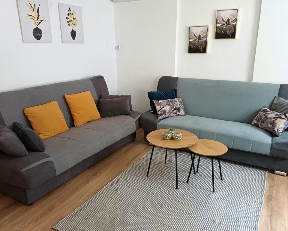 uma sala de estar com um sofá e uma mesa em Rose Apartmans em Jajce