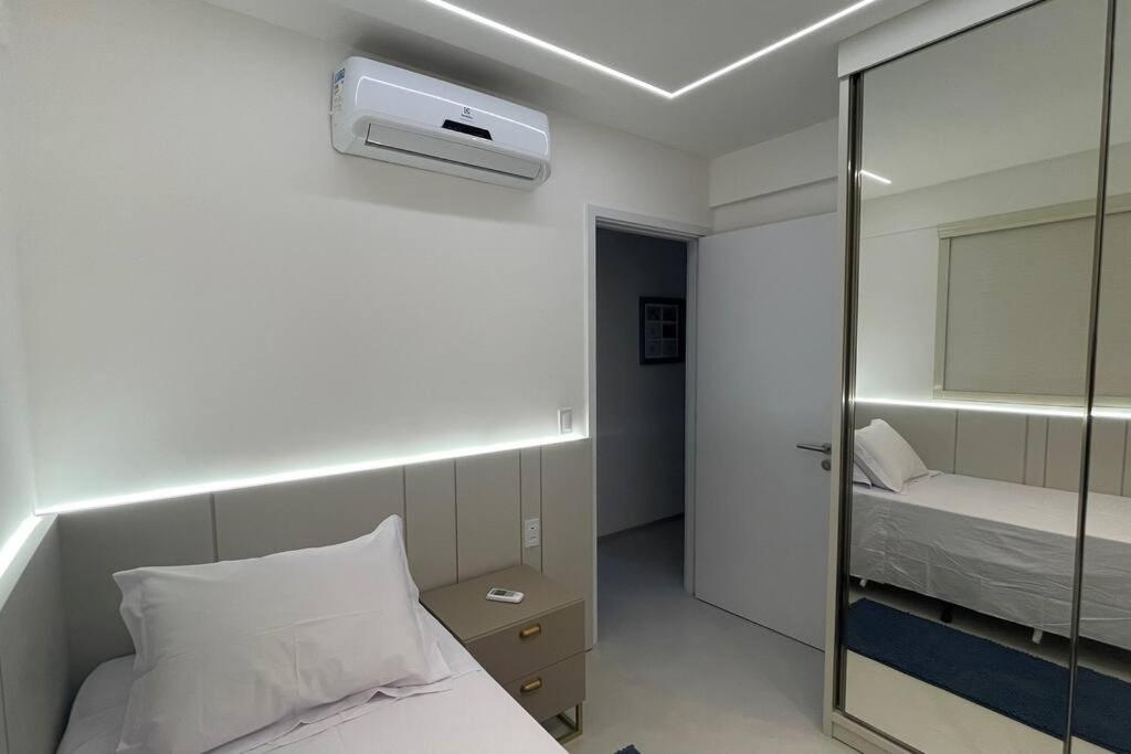 A bed or beds in a room at Apartamento Encantos do Mar