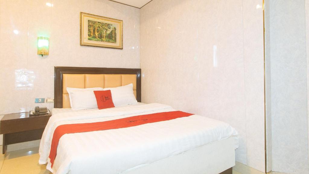 Postel nebo postele na pokoji v ubytování RedDoorz at Winter Hotel Araneta