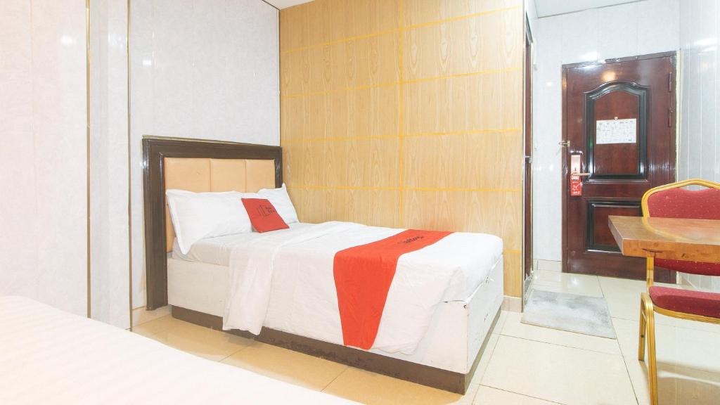 Postel nebo postele na pokoji v ubytování RedDoorz at Winter Hotel Araneta