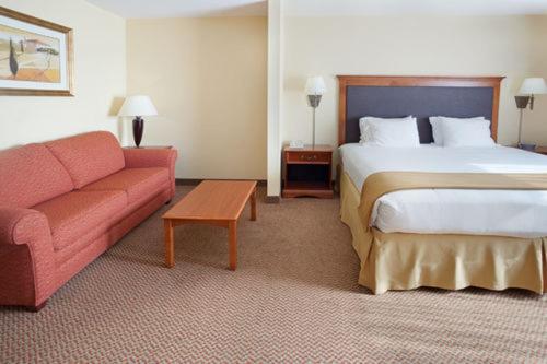 Postel nebo postele na pokoji v ubytování Holiday Inn Express & Suites - Laredo-Event Center Area by IHG
