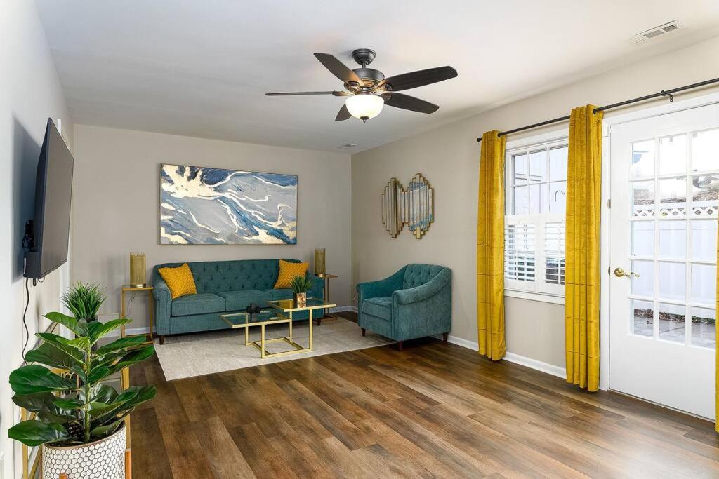 Et tv og/eller underholdning på Aqua Oasis - Central & Stylish - 3 BR / 3 BA