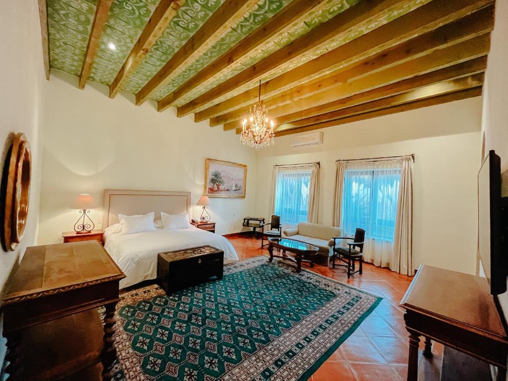 Postel nebo postele na pokoji v ubytování Hacienda Los Arcangeles