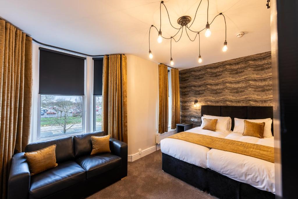 利物浦的住宿－Home @ Arkles Lane，一间卧室配有一张床、一张沙发和一个窗口