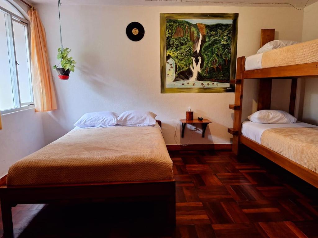 Postel nebo postele na pokoji v ubytování Hostal Chimenea