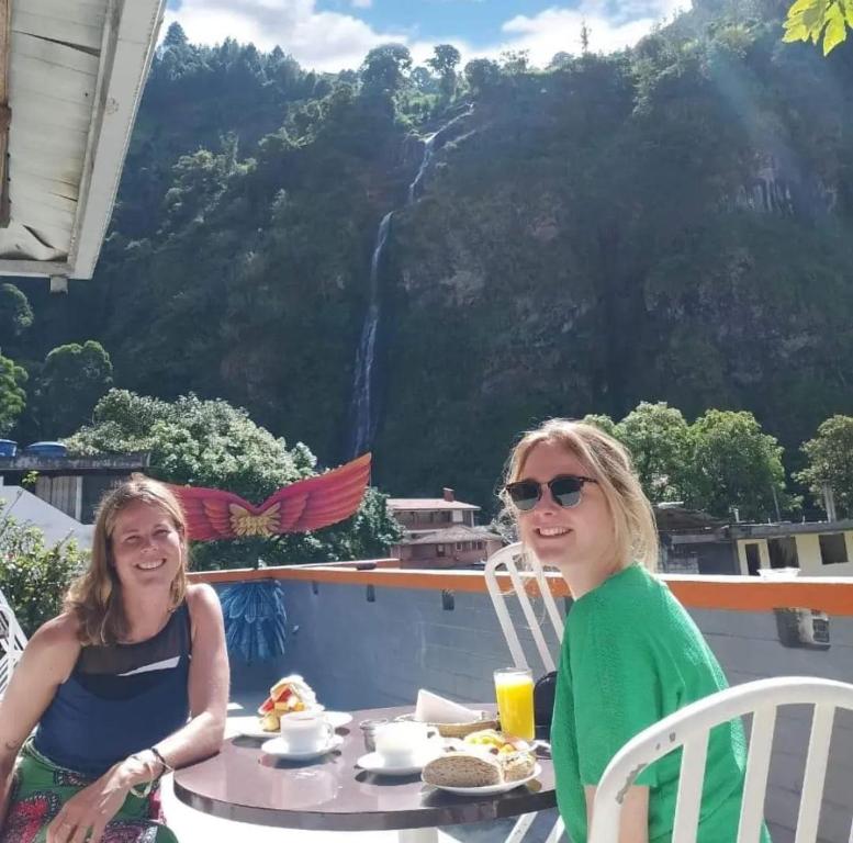 Nespecifikovaný výhled na hory nebo výhled na hory při pohledu z hostelu