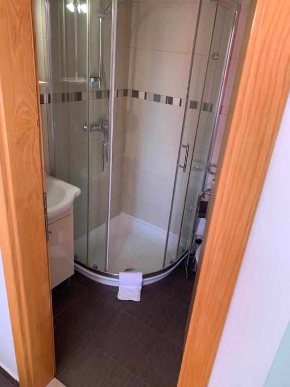 Ένα μπάνιο στο Apartments Orchidea
