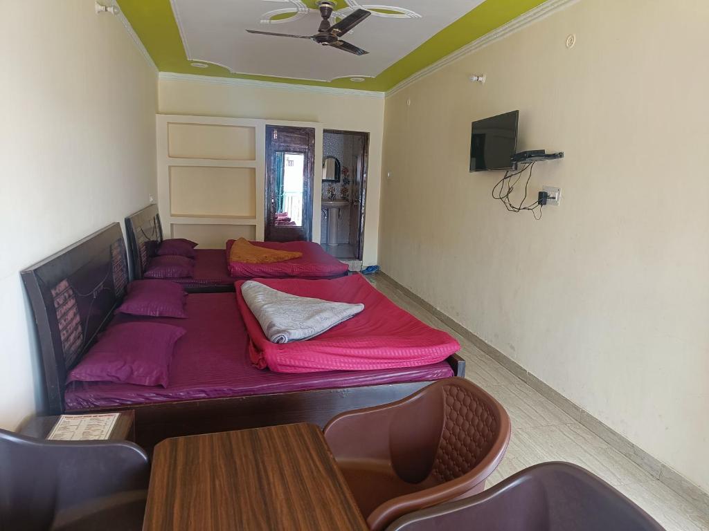 Ashirwad Guest House tesisinde bir odada yatak veya yataklar