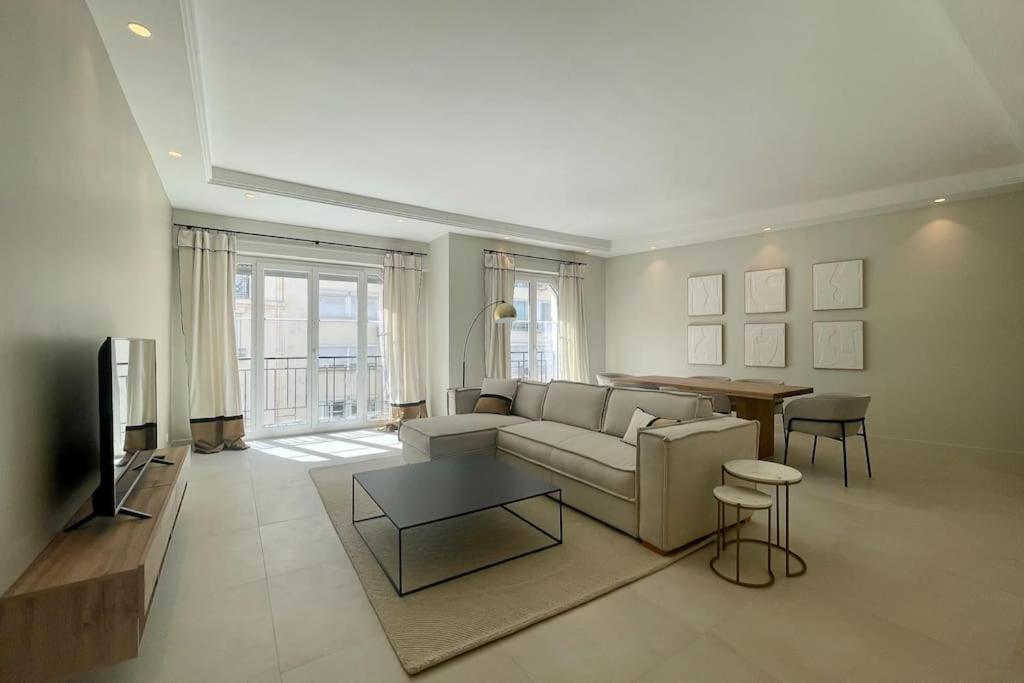 un salon avec un canapé et une table dans l'établissement Appartement Centre Cannes, à Cannes