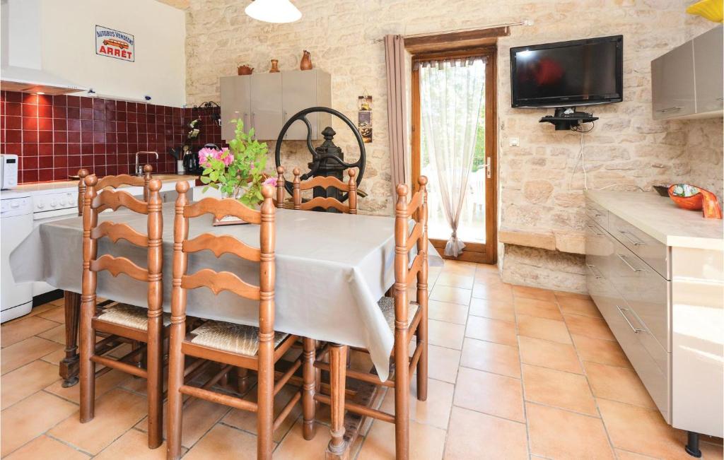 a kitchen with a table and chairs in a room at Amazing Home In Barjac With 3 Bedrooms, Wifi And Outdoor Swimming Pool in Barjac