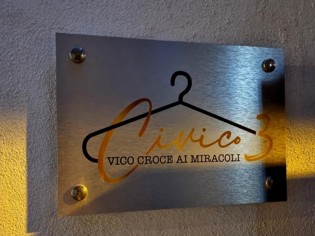 Ein Schild, auf dem steht: Virgochochocho alle Mikropolitanaten in der Unterkunft Civico 3 - Napoli in Neapel