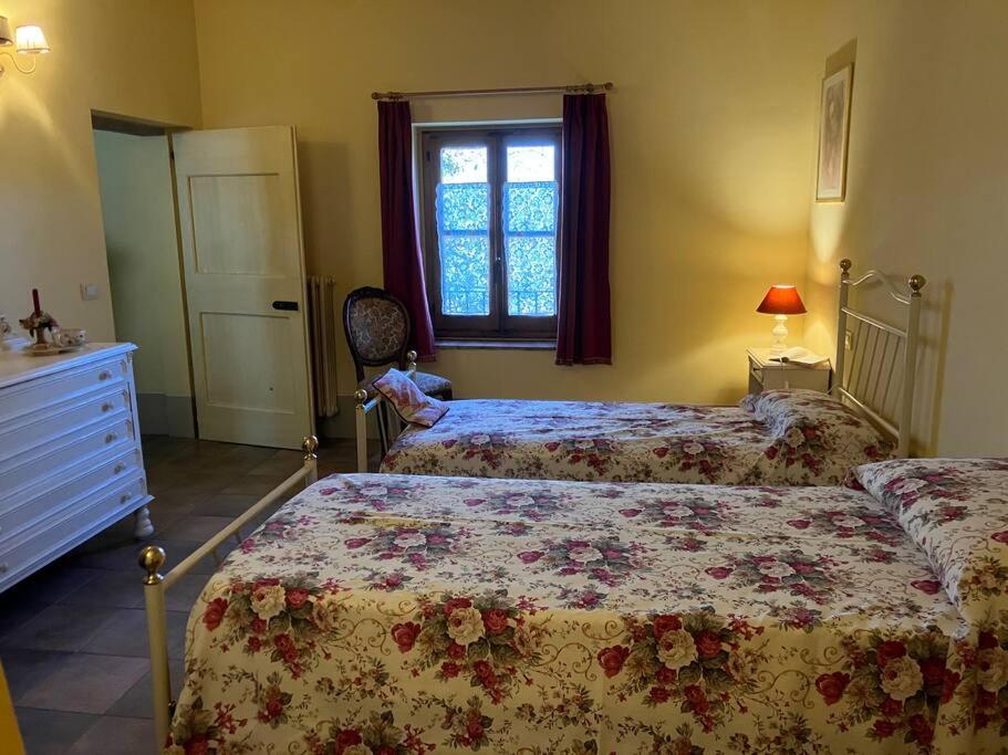 1 Schlafzimmer mit 2 Betten und einem Fenster in der Unterkunft Quercia house in Figline Valdarno