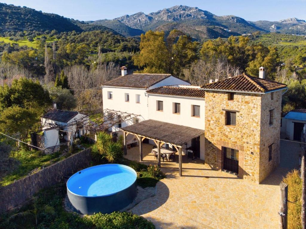 - Vistas al exterior de una villa con piscina en La Torre de Piedra - perfect for a family holiday! en Cortes de la Frontera