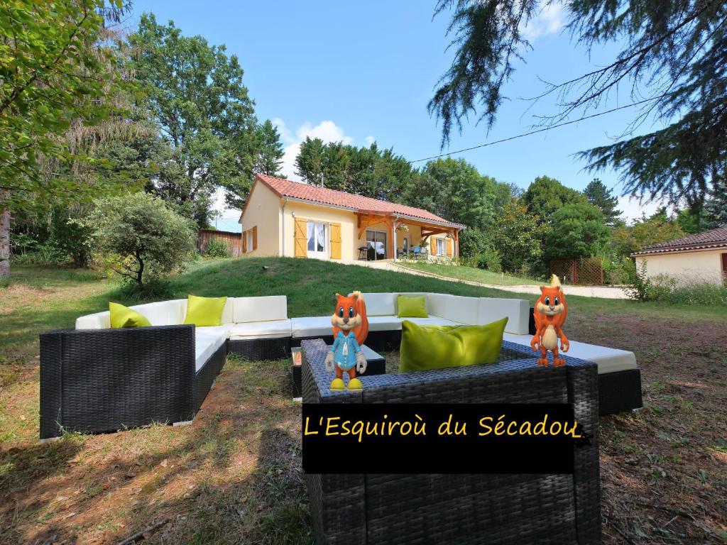 a couch with two fox figurines sitting on top of it at L'Esquiròu du Sécadou in Castels