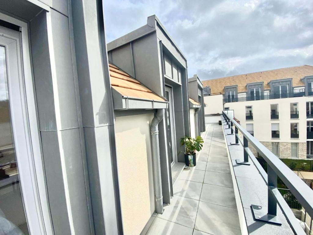 a balcony with a view of a building at Le Petit Roof Top in Villebon-sur-Yvette