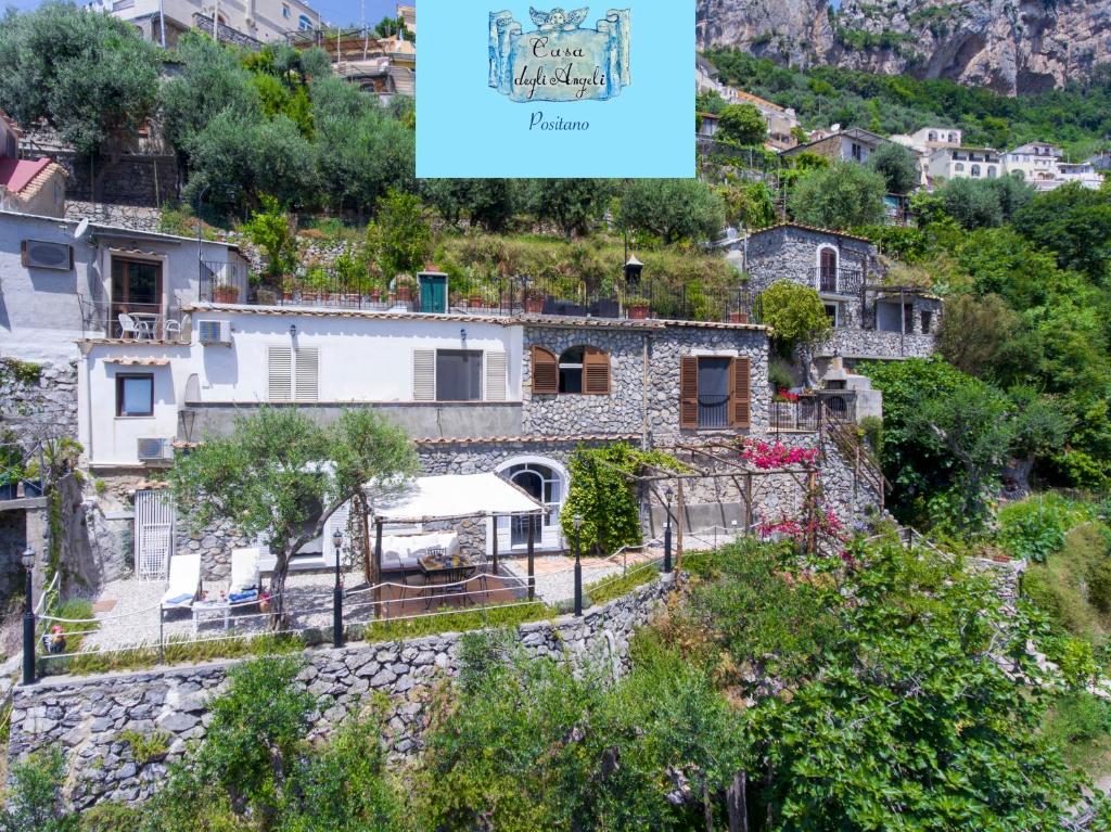 uma casa ao lado de uma montanha em YourHome - Relais Casa degli Angeli em Positano