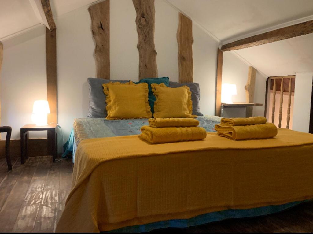 ein Schlafzimmer mit einem großen Bett mit gelben Kissen in der Unterkunft House on the Beach in Apúlia