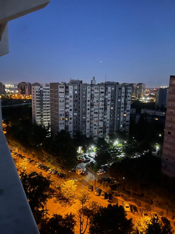- une vue sur une ville de nuit avec des bâtiments dans l'établissement 1+1 lüx daire, à Istanbul