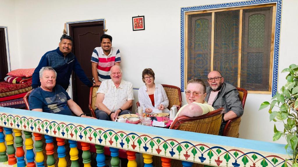 Eine Gruppe von Menschen posiert für ein Bild in der Unterkunft Hotel tulsi palace in Pushkar