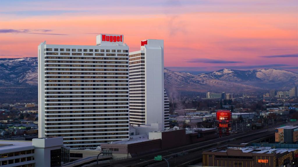 ein hohes Gebäude mit einem Hotelschild darüber in der Unterkunft Nugget Casino Resort in Reno
