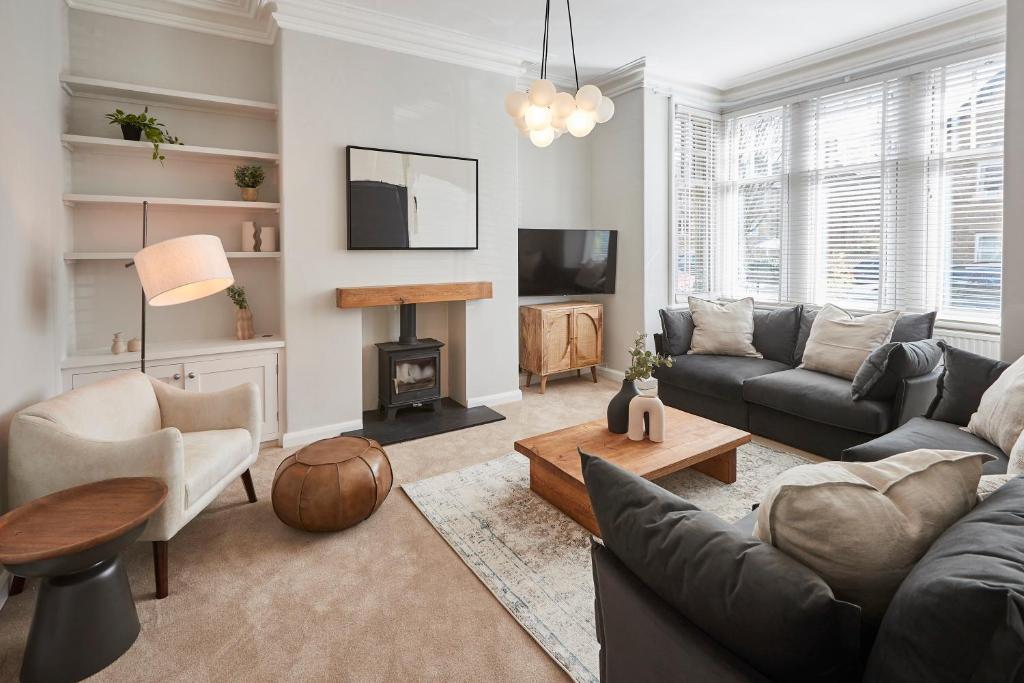 a living room with a couch and a fireplace at Roslyn House in Pateley Bridge