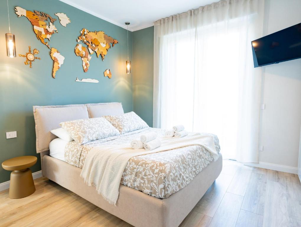 a bedroom with a bed with a world map on the wall at Blu Iris - Deluxe apartment with jacuzzi in Lesa