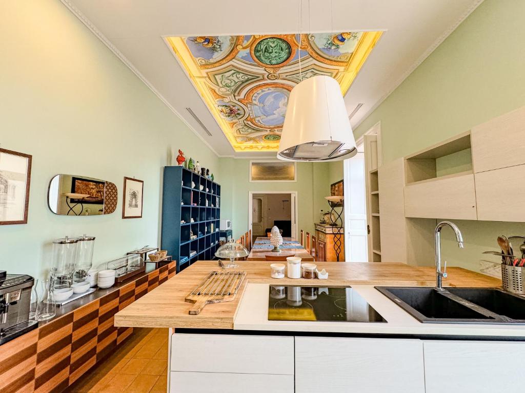 Kuchyň nebo kuchyňský kout v ubytování Vanvitelli Palace B&b