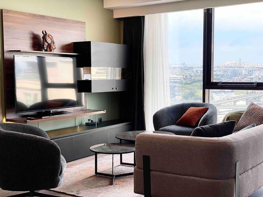 un soggiorno con 2 sedie e una TV a schermo piatto di Modern 2BD Panoramic view downtown a Istanbul