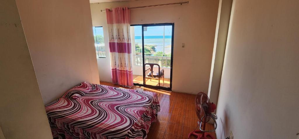 Zimmer mit einem Bett in einem Zimmer mit einem Balkon in der Unterkunft TAJ MAHAL THE IBERICO BEACH HOUSE in Caleta Grau