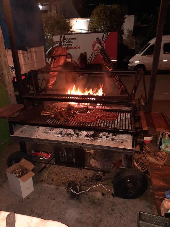 - un grill avec de la nourriture au-dessus dans l'établissement Hotel Octavio, à Itatí