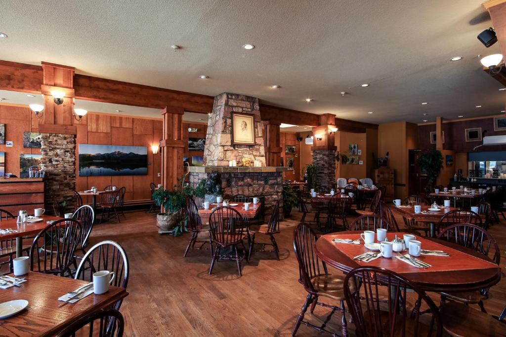 Un restaurant u otro lugar para comer en Astoria Hotel