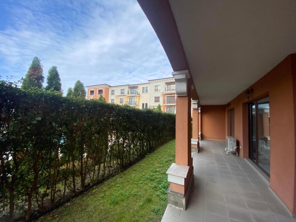 A garden outside Lilia Apartments Каваци, Созопол