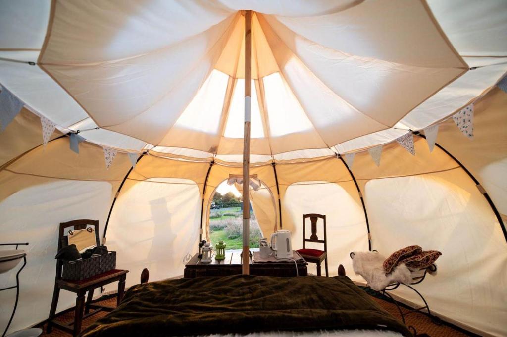 ein großes Zelt mit einem Bett in einem Zimmer in der Unterkunft Woodland View - Sleeps up to 2, double bed in Dungarvan
