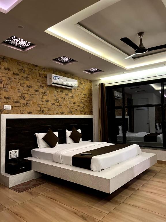 Postel nebo postele na pokoji v ubytování Hotel Leela Vilas Pushkar -A Boutique Hotel