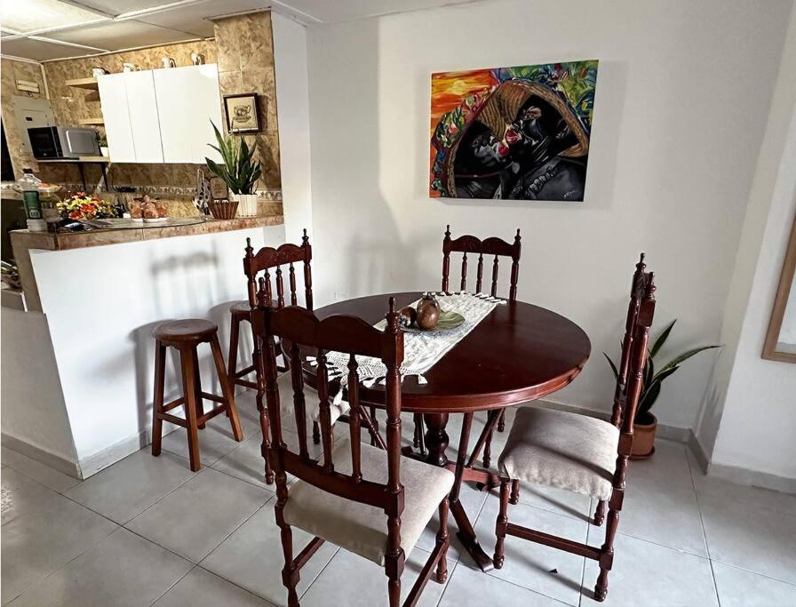y cocina con mesa de comedor y sillas. en Great Location, Apartment Close to the Malecón en Barranquilla