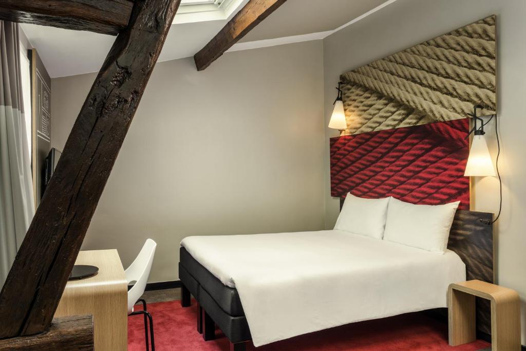 une chambre d'hôtel avec un lit, une table et une chaise dans l'établissement ibis Paris Avenue de la Republique, à Paris