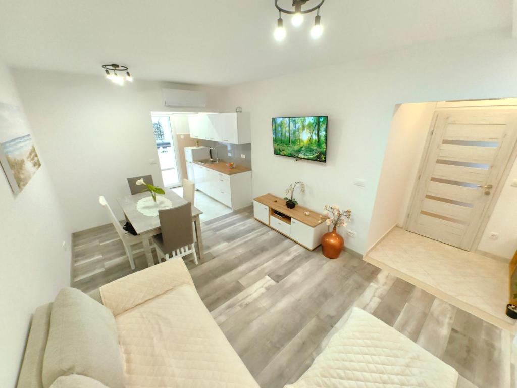Televízia a/alebo spoločenská miestnosť v ubytovaní Apartmani Joško Duće - Omiš