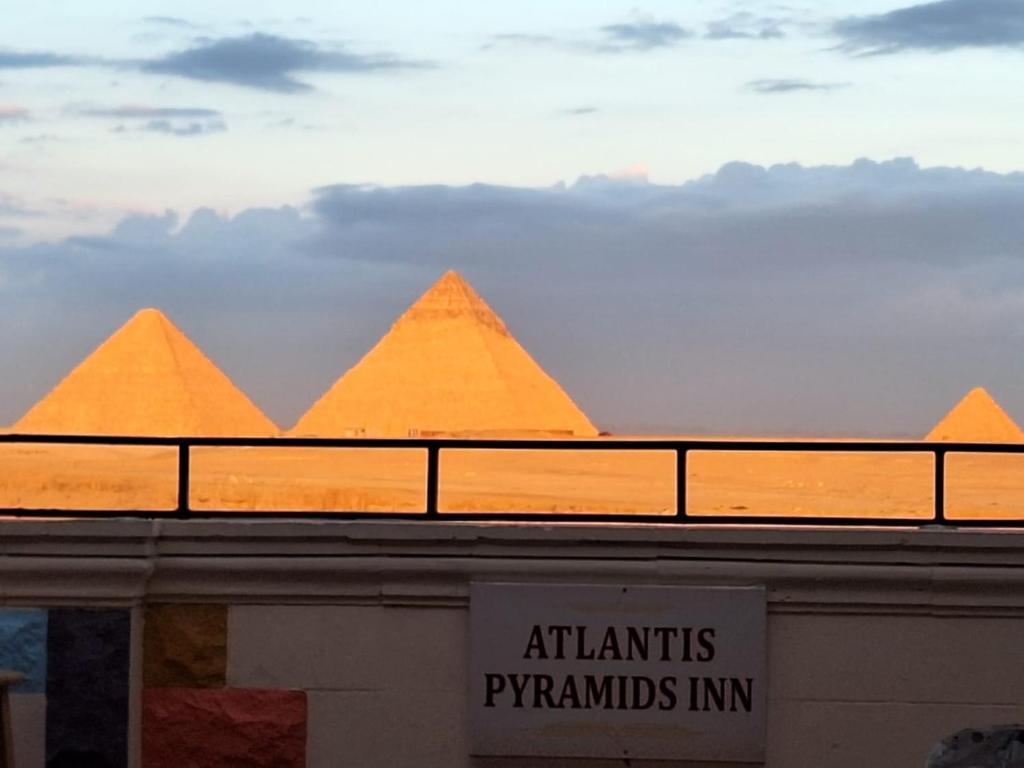 GizaにあるAtlantis Pyramids Inn Newのピラミッドサミネスアミネスアミネスアミネスアミネスアミネスアミネスアミネスアミネスアミネスアミネスアミネスアミネスアミネスのピラミッドの景色