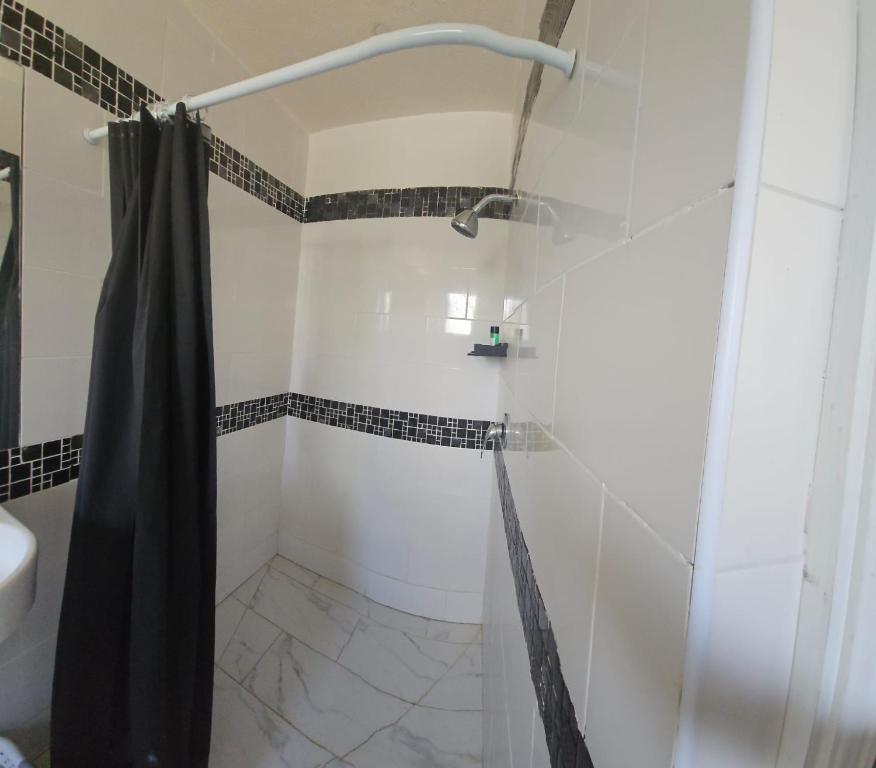 Koupelna v ubytování ShkyBlue Suites