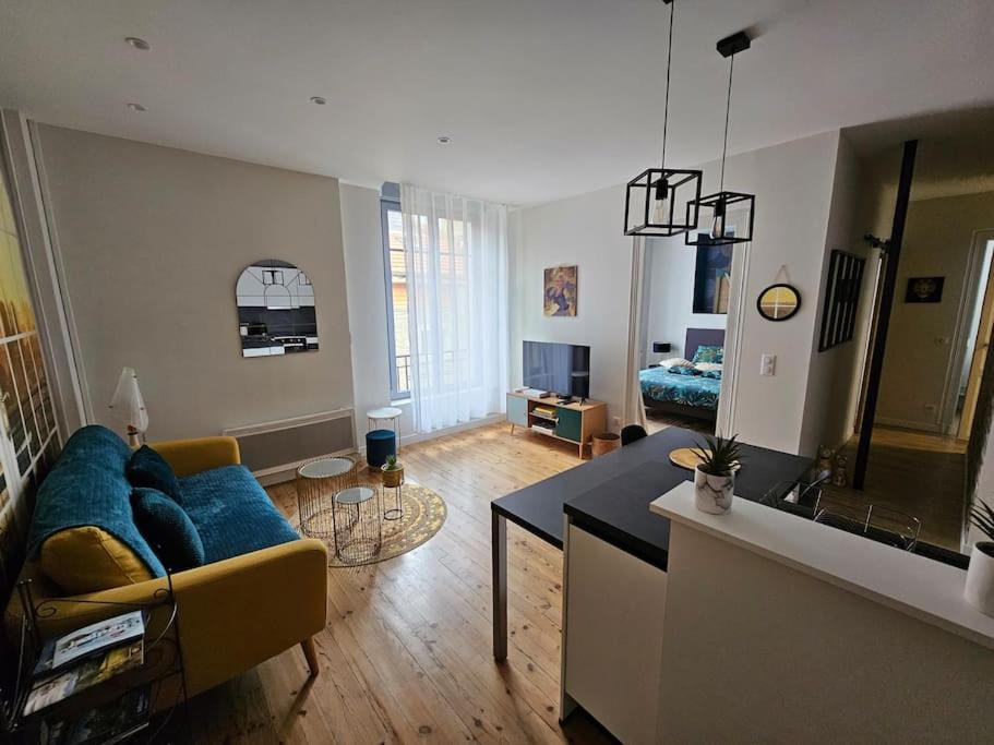 un salon avec un canapé et une table dans l'établissement Urban Jungle - centre historique - calme absolu, à Pau