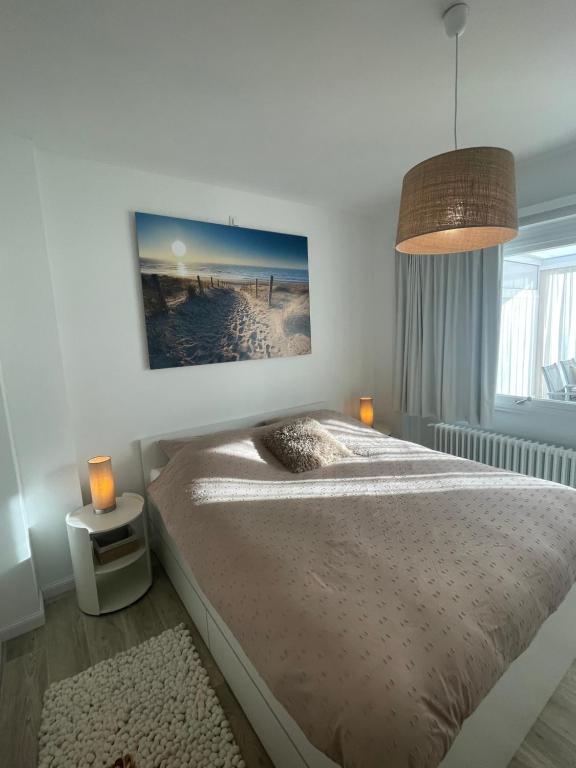 ein Schlafzimmer mit einem Bett und einem Wandgemälde in der Unterkunft Appartement Axelle in Blankenberge