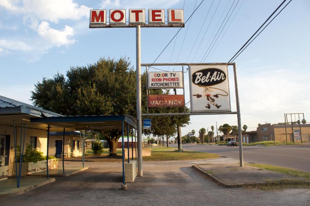 Bel-Air Motel في Alice: وجود علامة موتيل على جانب شارع